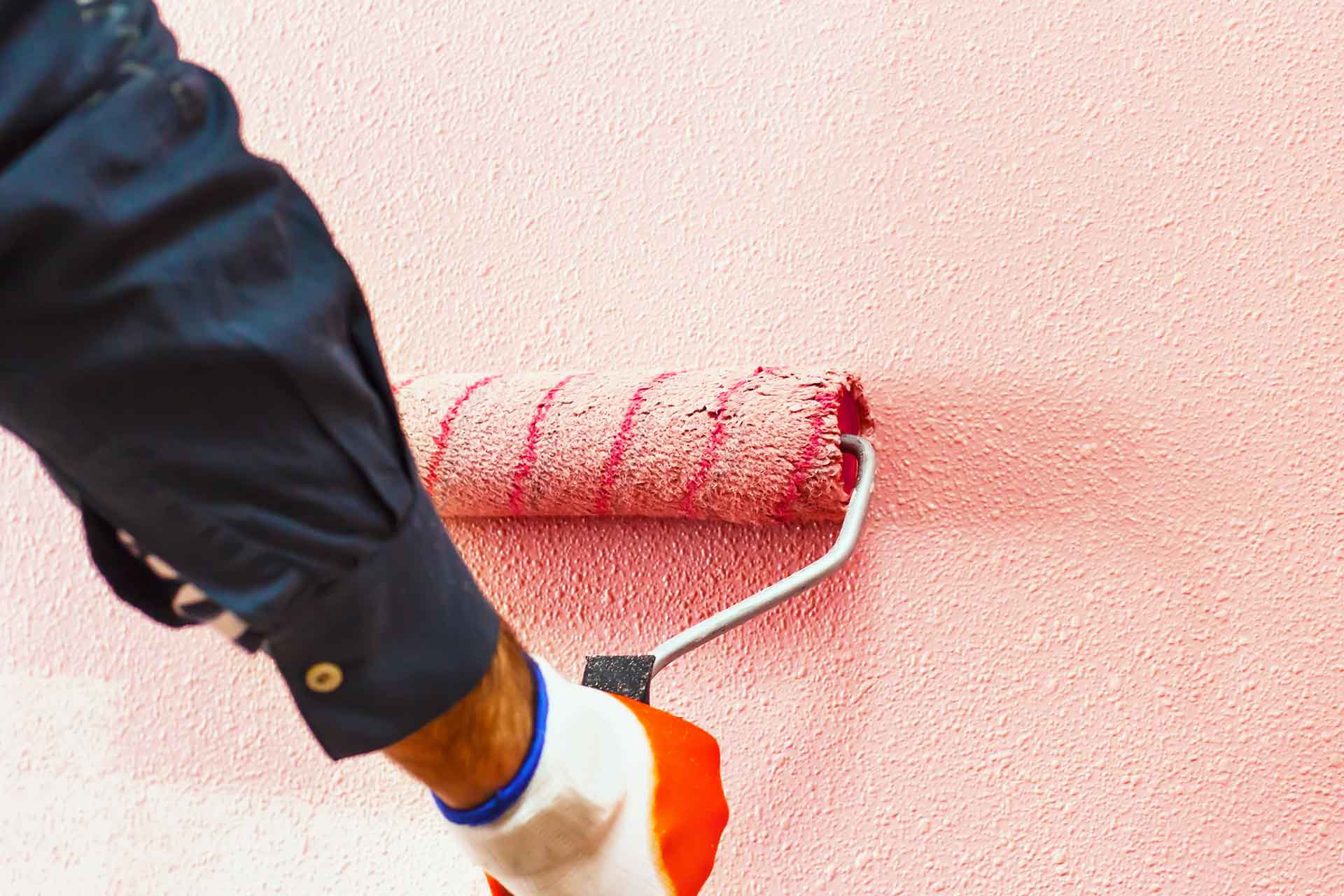 pintor pintando pared rosa